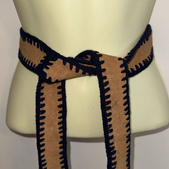Vintage 60s/70s Boho Festival Tan Suede Belt with Navy Blue Yarn Crochet Edges - Picture 2 of 4